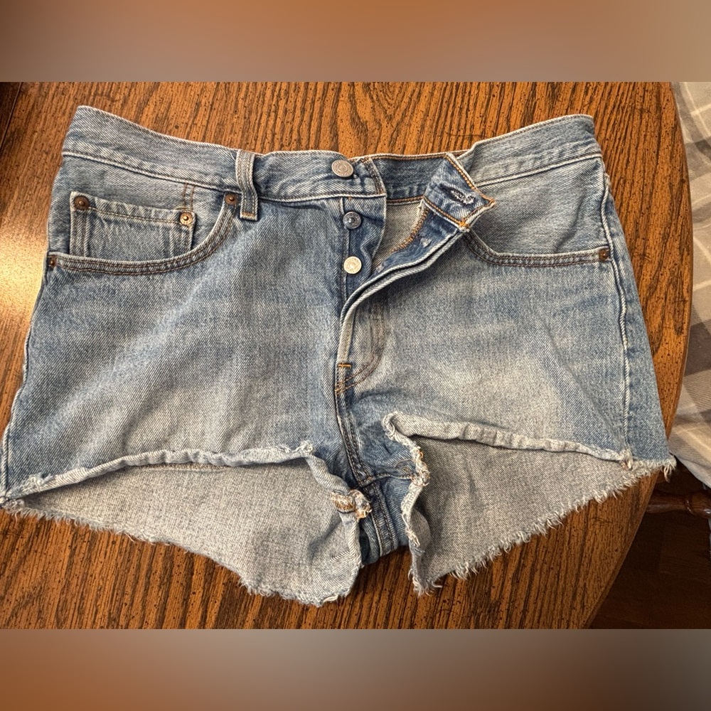 Levi’s women’s denim short W30 - Picture 2 of 15